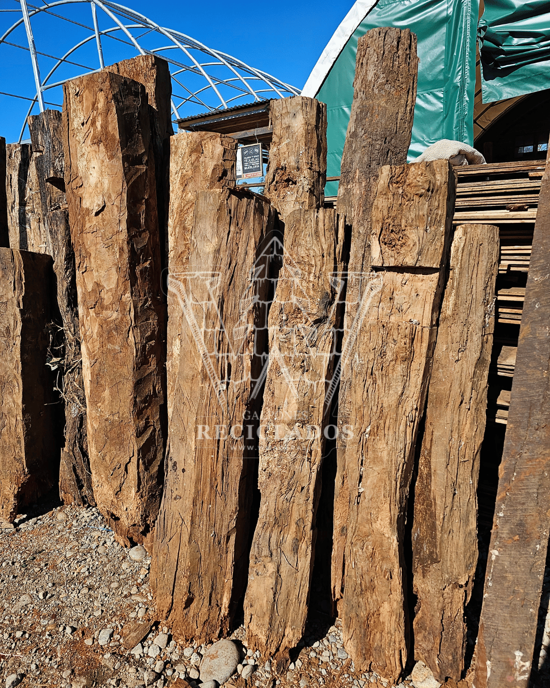 Estacones de Madera Nativa Reciclada / Demolición