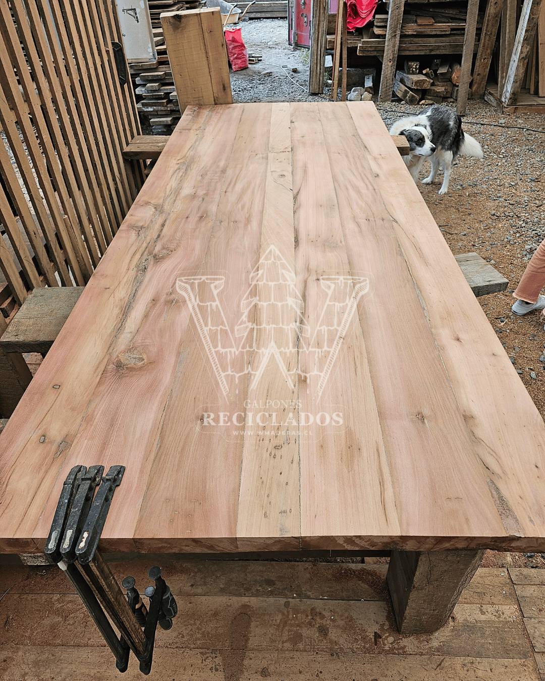 Mueblería con Madera Nativa Reciclada / Demolición