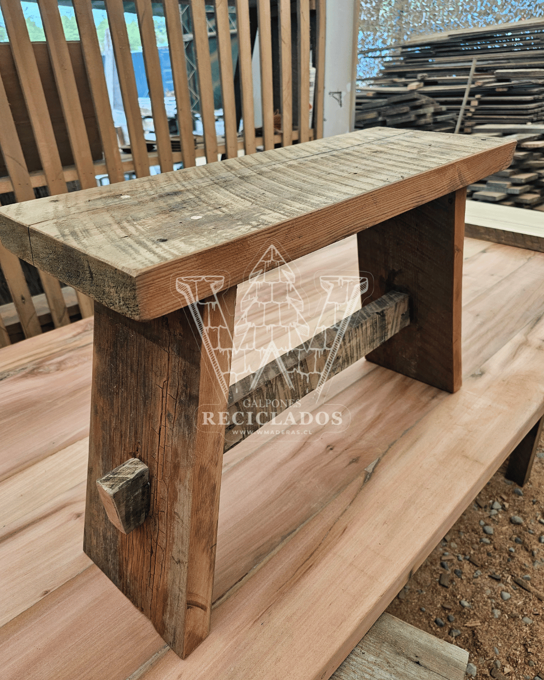Mueblería con Madera Nativa Reciclada / Demolición