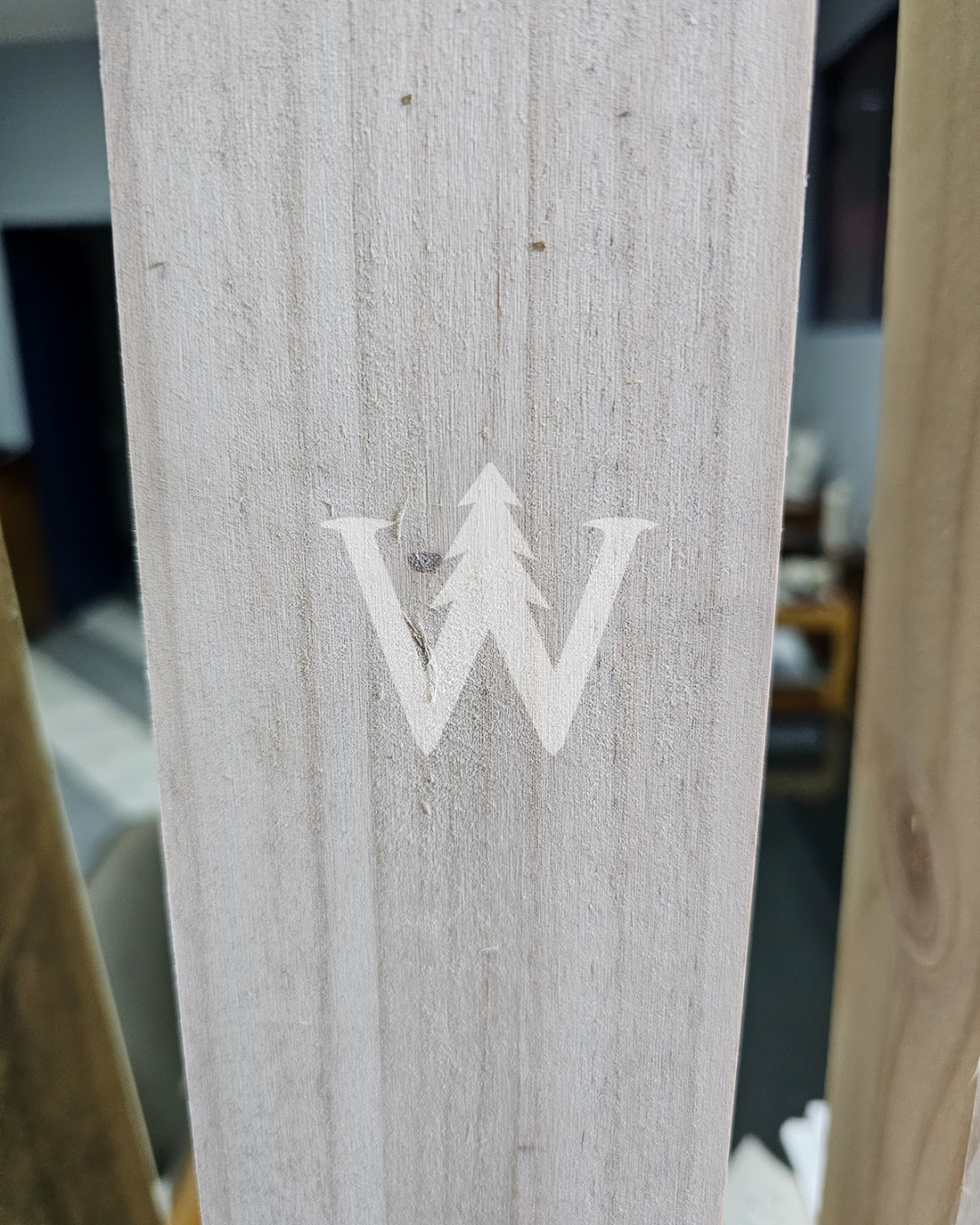 Patas de Madera de Pino Laminado – Resistencia y Estilo para tus Muebles