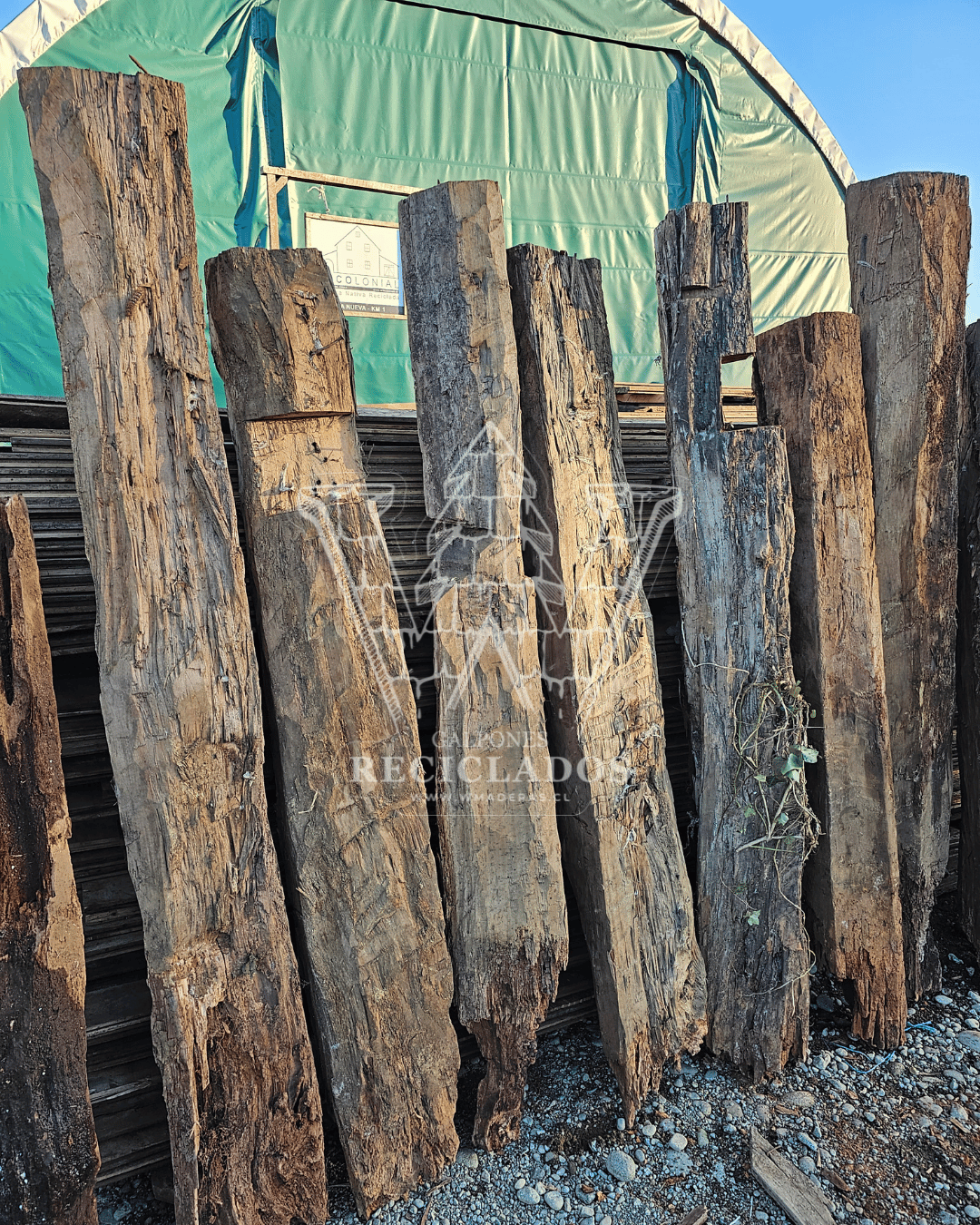 Estacones de Madera Nativa Reciclada / Demolición