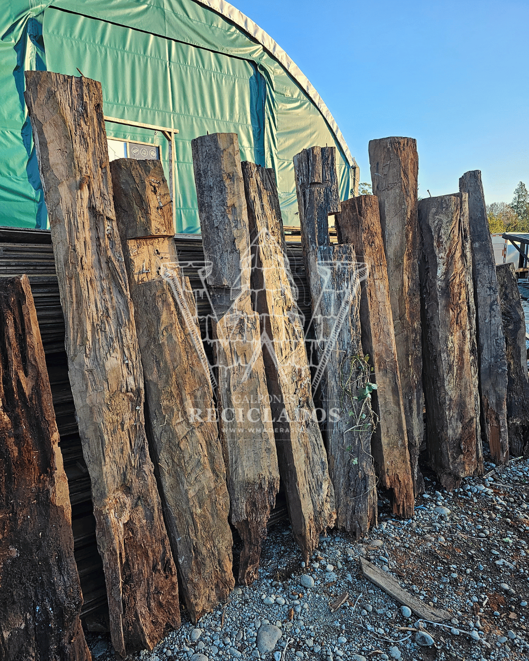 Estacones de Madera Nativa Reciclada / Demolición