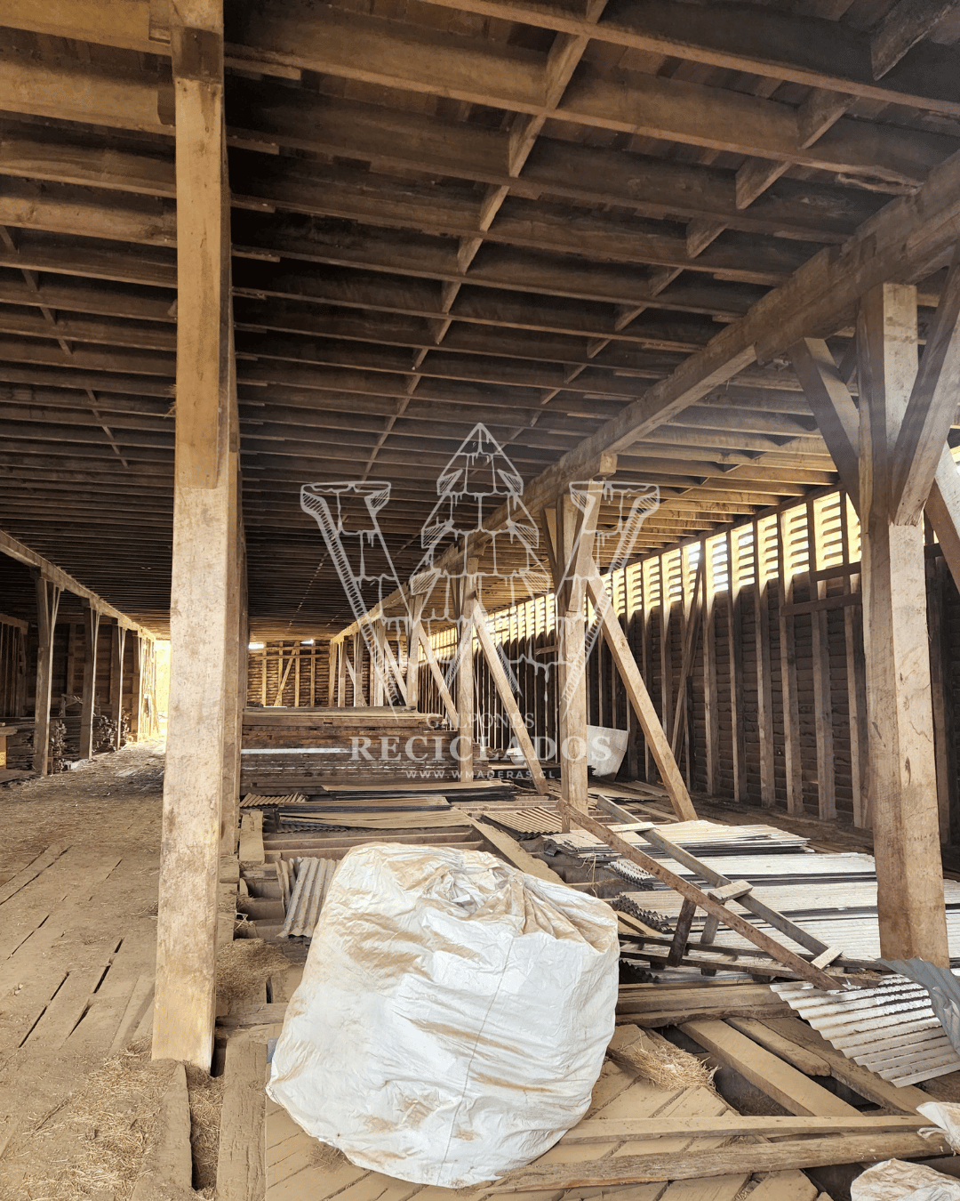 Galpón en Venta – Madera de Laurel Apellinada